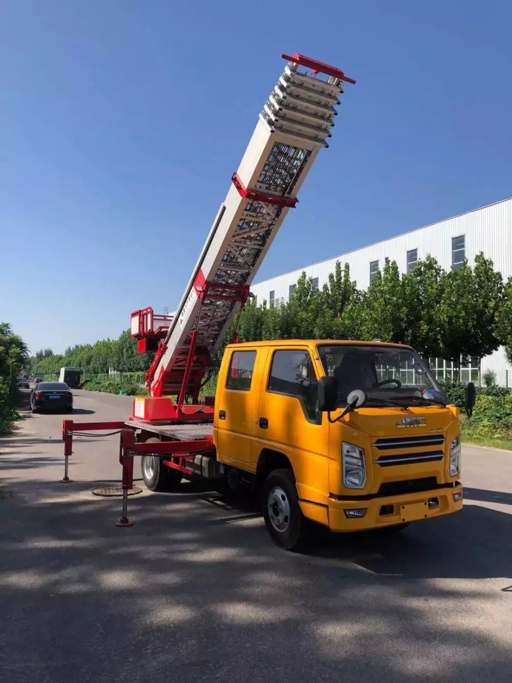 荥阳附近的云梯车出租服务：轻松解决高空作业需求