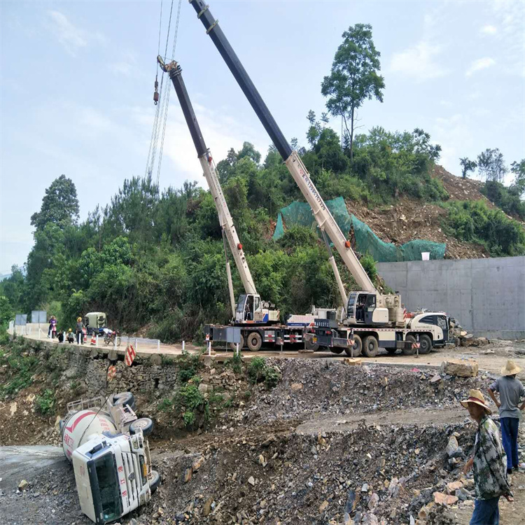 荥阳汽车掉沟里叫吊车救援要多少钱